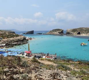 Die vom Comino Hotel & Bungalows ca. 500m entfernte blaue La