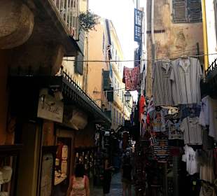 Altstadtgasse mit Geschäften