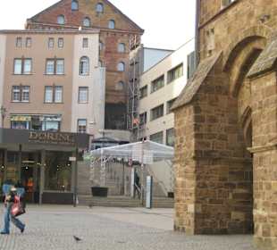 Blick aus der Nähe auf die mächtigen Mauern