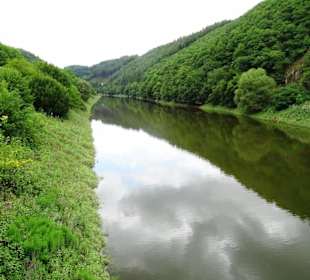 Blick über die gestaute Our zur Wasserentnahme