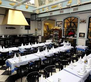 Tische im Wintergarten des Restaurants