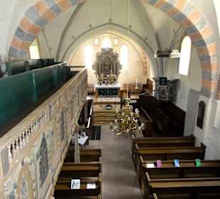Blick von der Empore in die Kirche