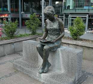 Die Plastik „Die Lesende“ in Aachen