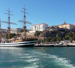Schiff im Hafen Maó