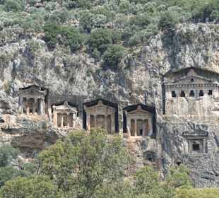 Grobowce wykute w skałach.