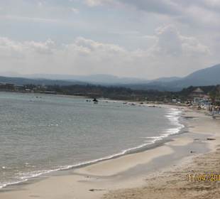 Hauptstrand: schmaler Sandstreifen - teils steinig