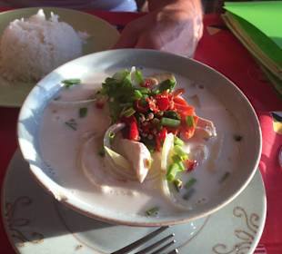 Suppe mit Kokosmilch und Hühnerfleisch..Tom Oha Ga