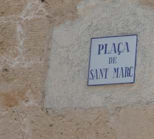 Bei einem Spaziergang durch die Altstadt von Sineu