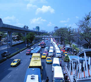 Verkehr vor dem Markt