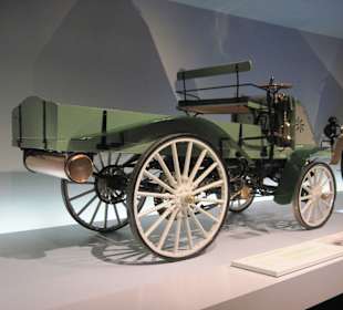 Erste Transprotfahrzeuge