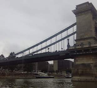 Most Łańcuchowy widziany z rzeki