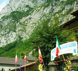 Ital. Seite Hier die Fahnen zu sehen