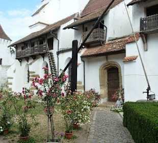 Vorratskammern an der Kirchenwand