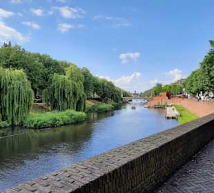 Stadt am Wasser mit viel Grünfläche