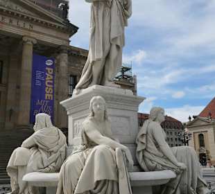 Der Schillerbrunnen und das Konzerthaus