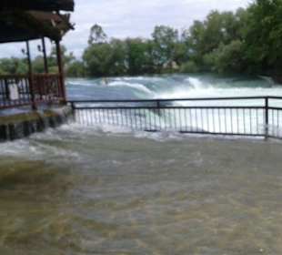 Wasserfall mit überfluteten Restaurant-Terrassen