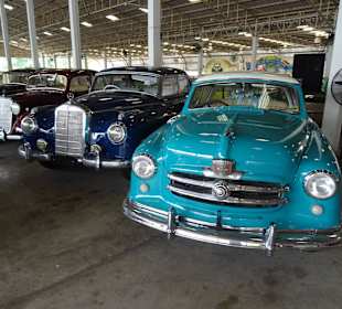 In der Haupthalle des Jesada Fahrzeug Museums