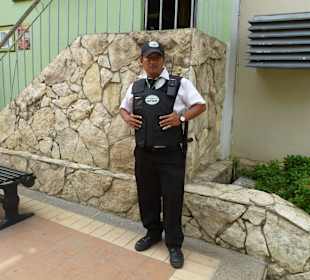 Aller 100 Stufen steht ein Wachmann