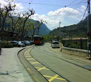 Straßenbahn am Bahnhof Soller