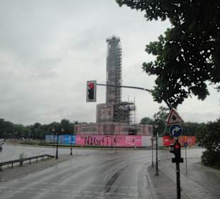 Juli 2010 komplett unter Baugerüst versteckt