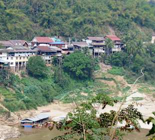 Blick nach Pakbeng vom gegenüberliegenden Ufer