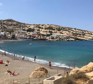 Blick von den Höhlen auf den schönen Kiesstrand