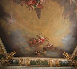 Blick auf das Deckengemälde des Goldenen Saals