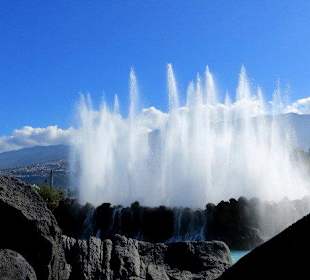 Wasserfontänen über den Becken