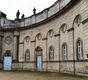 Das Seitengebäude im Halbmond
