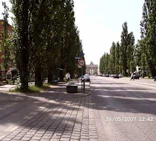 Leopoldstraße mit Schwabinger Tor