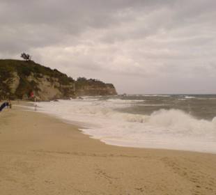 Hohe Wellen bei Sturm im Herbst