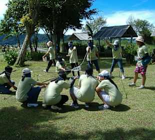 Balinesische Pfadfinder am See