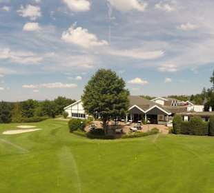 Putting Green und Bistroterrasse