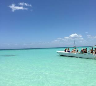 Mit dem Speedboot im Meer angehalten
