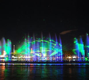 Pokaz świetlny na wodzie