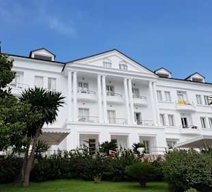 Schöne Häuser zwischen den Hotelbauten