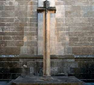 Kreuz vor der Kirche