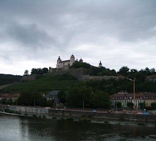 Blick von der Mainbrücke auf die Festung