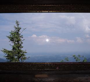 Durch das Fenster einer Wanderhütte