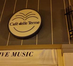 Am Eingang zum Café