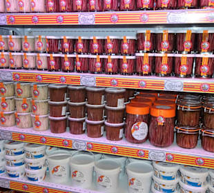 Blick in Regale und Kühltresen bei Anchois Roque