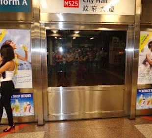 Türen vor der Einfahrt der Züge