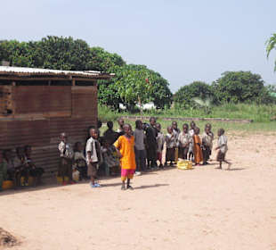 Kinder vor der Schule