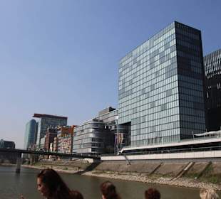 Moderne Geschäftshäuser am Hafen