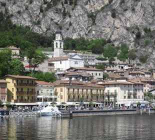Blick auf Limone vom Boot aus Malcesine kommend