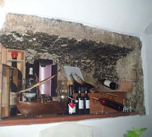 Wenn man reinkommt rechts die Deko in der Wand 