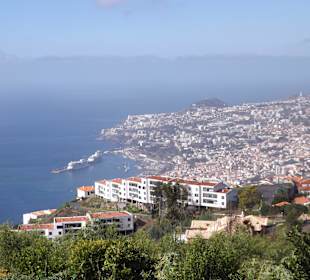 Der Blick vom Golfplatz auf Funchal und Mein Schiff