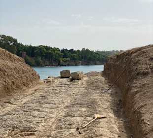 Ausgrabungsstätte am Kanal v. Korinth