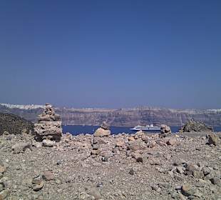 Blick auf Thira von Nea Kameni aus