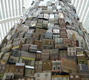 Wieża wykonana z miniaturowych domków